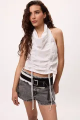 Top amarillo con cuello halter, frunces y jaretas ajustables en el frente. Espalda descubierta. Confeccionado en lino y algodón.