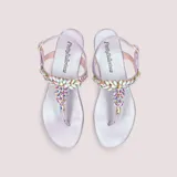 Sandalias bajas color lila con tira al tobillo y detalle de pedrería tornasolada.