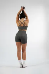 Short deportivo blanco de tiro alto y calce ajustado.