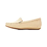 Mocasín casual Korium color beige con textura sutil en el empeine y detalle de hebilla metálica lateral. Cuenta con costuras visibles y suela plana marrón.