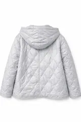 Campera negra con diseño acolchado de rombos, cierre frontal, capucha y bolsillos laterales.