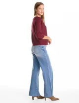 Buzo de silueta relajada confeccionado en tejido acanalado, con cuello redondo y mangas tres cuartos estilo japonés. Presenta un diseño fluido y cómodo.