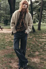 Chaqueta de punto con diseño jaspeado, escote en pico y manga larga. Presenta cierre frontal con botones, bolsillos delanteros de plastrón y acabados en rib.