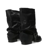Botas altas Miss Carol Nash de color negro, con diseño de caña arrugada, puntera redondeada, tacón bajo y una tira decorativa con hebilla metálica en el tobillo.