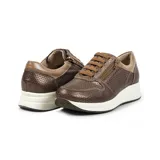 Championes de cuero color marrón con textura tipo animal print de serpiente, cordones marrones, cierre lateral decorativo y suela blanca con plataforma baja.