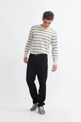 Pantalón de jean azul oscuro, corte slim fit.