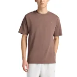 Remera de manga corta New Balance, color marrón, con cuello redondo y logo de la marca bordado en el pecho.