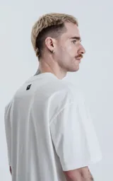 Remera de algodón premium color blanco tiza, con corte crop, calce oversize, hombros caídos y cuello redondo.