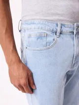 Jean de corte recto en color azul claro, con diseño clásico de cinco bolsillos, cierre frontal con botón y costuras reforzadas.