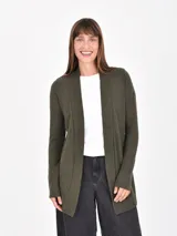 Saco abierto color verde militar, de manga larga y corte holgado.