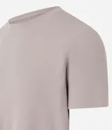 Remera de corte muscle fit, manga corta y cuello redondo, confeccionada en tejido de ribana con textura acanalada.