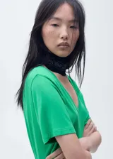 Remera verde con escote en V y mangas cortas.