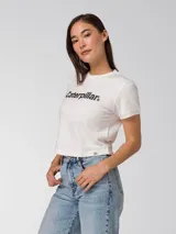Remera corta blanca Caterpillar con estampado gráfico negro en el pecho y mangas cortas.