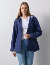 Campera impermeable marca Gallery de color rojo, con cierre frontal completo, bolsillos laterales y ajuste en la cintura. Cuenta con detalles de avíos metálicos plateados y diseño funcional con capacidad de autoguardado.