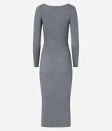 Vestido midi de punto acanalado de la marca Marfinno, color negro, de corte ajustado, con cuello barco y mangas largas.