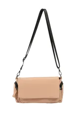 Bandolera color beige con solapa frontal, cierre de cremallera en los laterales y correa ajustable negra.