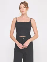 Top crop texturado color blanco, con escote recto y doble tirante fino.