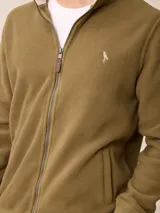 Campera de polar bordó con cierre frontal completo, cuello alto y puños elásticos. Presenta un diseño liso con logo bordado en el pecho.