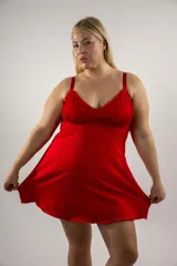 Camisón corto rojo de microtul y puntilla elastizada, con tirantes finos y escote en V.