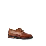 Zapato mocasín de cuero vacuno color negro, con cordones y punta redonda. Tiene taco de madera foliado en cuero de 2,5 cm y entre suela de goma de 1 cm.