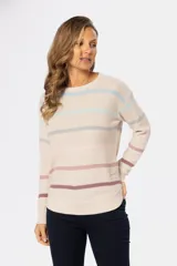 Buzo de tejido fino con diseño de rayas horizontales en tonos pastel sobre base beige, cuello redondo y mangas largas.