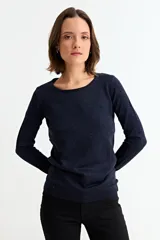 Sweater de punto fino en color gris con acabado metalizado, de corte recto, cuello redondo y manga larga.