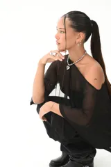 Collar tipo gargantilla plateado con eslabones de cuentas y dijes colgantes: un corazón plateado tridimensional y pequeños cristales incrustados entre las cuentas.