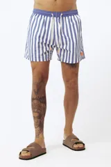 Short de baño con estampado tropical de hojas y loros, con cordón ajustable en la cintura.