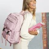 Mochila de gran capacidad color beige, confeccionada en nylon. Cuenta con múltiples compartimentos frontales con cierre y hebillas ajustables, bolsillos laterales y correas acolchadas para mayor comodidad.