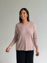 Sweater de punto fino en color rosa melange, con escote en V y mangas largas de corte holgado.
