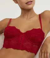 Soutien alargado confeccionado en encaje floral color rojo. Diseño estructurado estilo corset, con aro, breteles ajustables y cierre trasero con ganchos.