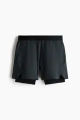 Short deportivo de doble capa con tecnología DryMove para absorción de sudor. Cuenta con una capa exterior de corte estándar con cintura elástica, cordón de ajuste, bolsillos laterales y aberturas en el bajo. Incluye una calza interior tipo biker con bolsillo lateral y un bucle trasero para accesorios.