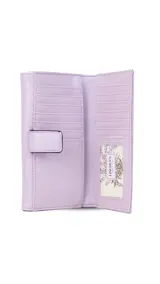 Billetera larga de símil cuero color marrón claro, con solapa frontal decorada con un aro metálico central. Cuenta con múltiples compartimentos internos para tarjetas, billetes y un monedero con cierre.