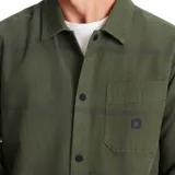 Camisa verde militar de manga larga con diseño a cuadros, bolsillo en el pecho y cierre con botones.