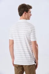 Remera polo de jersey color blanco, con diseño de rayas horizontales multicolores y cierre frontal de botones.