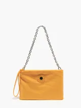 Bolso bandolera de nylon color azafrán. Modelo de tamaño mini con cierre de cremallera, bolsillo interior plano y asa de cadena plateada. Exterior personalizado con Logo Chimo.