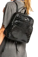 Mochila negra de cuero vegano con textura croco, tamaño mediano, con doble compartimento con cierre y correas ajustables.