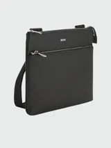 Bolso tipo sobre Boss de diseño plano y minimalista, color negro, con cierre superior y bolsillo frontal con cierre metálico. Incluye correa ajustable con logo grabado.