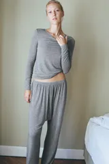 Pantalón baggy gris melange confeccionado en hilatura con lana, de tiro bajo y cintura elástica.