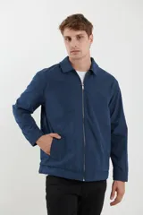 Campera azul oscuro con cierre frontal, cuello clásico y bolsillos laterales.
