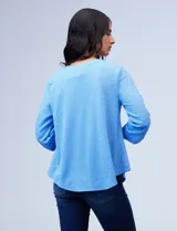 Blusa celeste texturada marca Ruby Rd, con cuello a la base y escote en V. Manga larga de largo regulable.