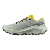 Championes de trail running Salomon Ultra Flow 2, de color negro con suela blanca y detalles en gris. Cuenta con upper de malla transpirable, entresuela amortiguada y suela con tacos para mayor tracción en terrenos difíciles.