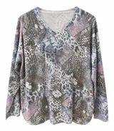 Sweater de manga larga con cuello en V, con diseño estampado tipo animal print y parches en tonos azul, gris y rosado.