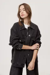 Campera de jean de silueta amplia, con cuello clásico y cierre frontal con botones. Diseño con bolsillos con solapa en el frente y bolsillos laterales, hombros caídos y terminaciones pespunteadas.
