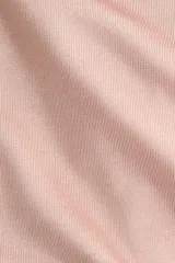 Vestido midi de satén rosado, de corte asimétrico con detalles de encaje negro en el escote y en el bajo. Cuenta con breteles finos y escote en V.