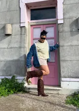 Botas texanas de caña alta estilo slouchy en símil gamuza marrón, con punta fina y taco ancho de altura baja.