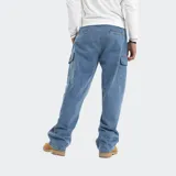 Pantalón cargo de denim negro con corte holgado, bolsillos laterales tipo cargo y cierre frontal con botón y cremallera.