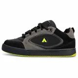 Zapatillas Airwalk Bramer, color negro con detalles en gris y acentos en amarillo lima. Diseño robusto de inspiración skate, con cordones gruesos y suela de goma.