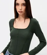 Body de manga larga color bordó, de diseño seamless con escote cuadrado y costuras frontales tipo corsetería.