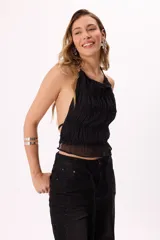 Top halter color crema de gasa con volados y amarre regulable en la espalda.